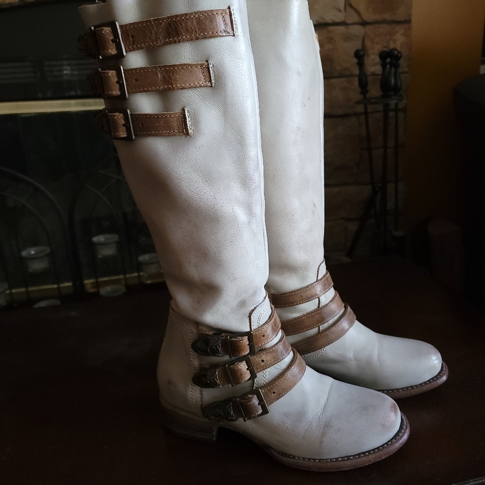 Freebird by Steven Raylene. Worn twice. The leather is amazing! Hard to find.